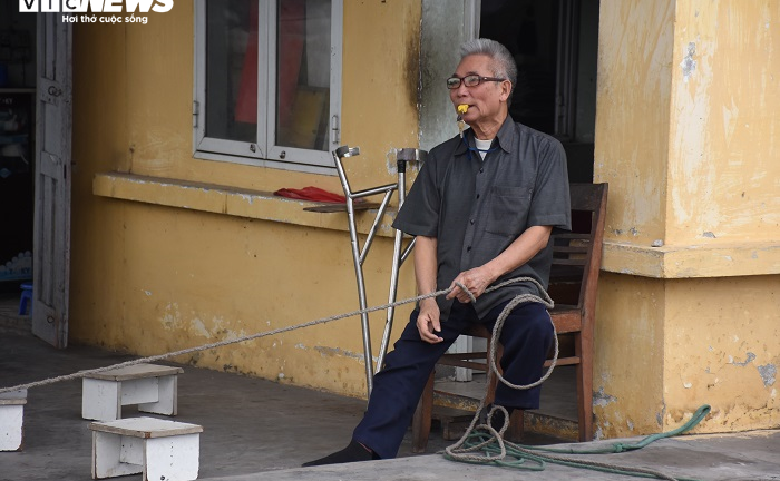 Ông lão khuyết tật tình nguyện làm 'barie sống' tại ngã tư 'tử thần' ở Hải Phòng